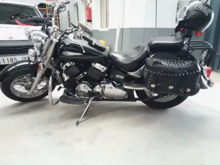 Moto Cruiser Negra con Alforjas