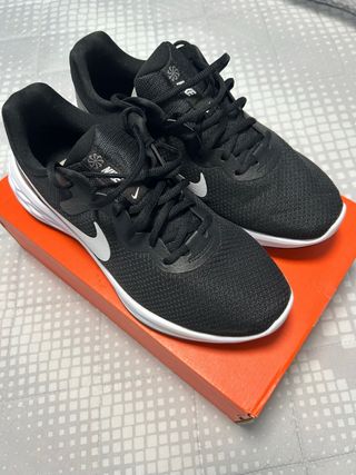 Zapatillas Nike Negras y Blancas Nuevas