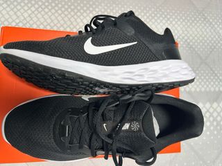 Zapatillas Nike Negras y Blancas Nuevas