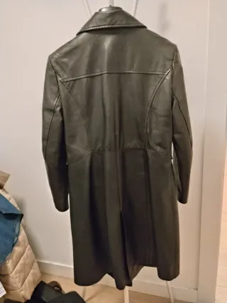 Chaqueta de cuero larga hasta arriba de la rodilla