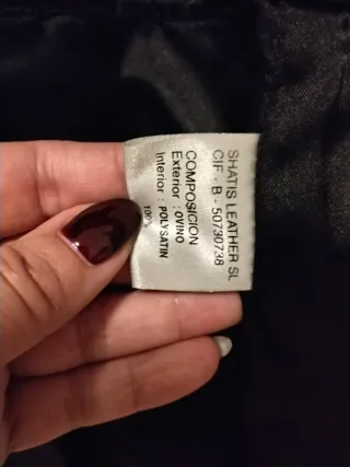 Chaqueta de cuero larga hasta arriba de la rodilla