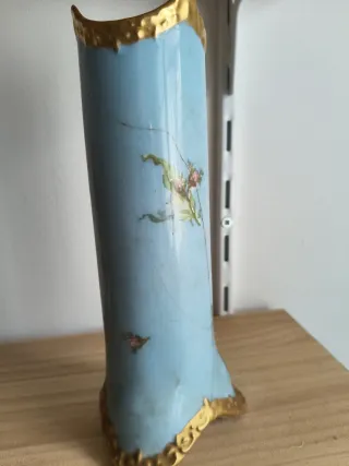 Jarrón francés de porcelana azul y dorado