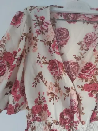 Vestido floral beige y rosa