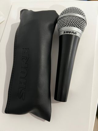 Micrófono Shure PG48 com interruptor y conexiones