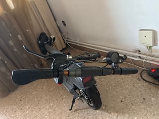 Patinete eléctrico gris