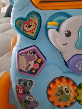 Andador infantil con actividades