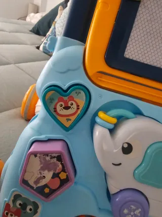 Andador infantil con actividades