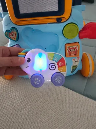 Andador infantil con actividades