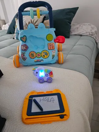 Andador infantil con actividades