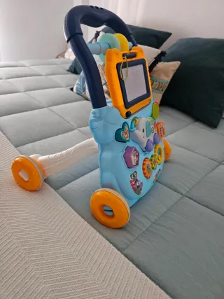 Andador infantil con actividades