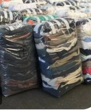 19 kilos de ropa de marca usada de mujer