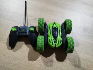 Coche teledirigido verde con mando