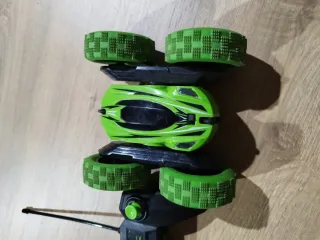 Coche teledirigido verde con mando