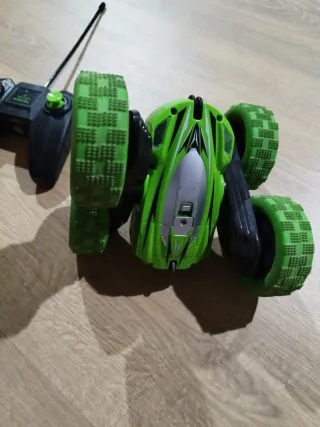 Coche teledirigido verde con mando