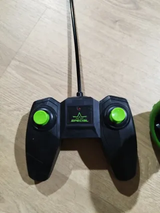 Coche teledirigido verde con mando