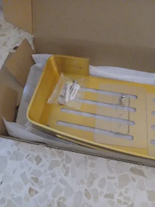 Estantería de baño metálica dorada