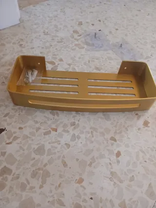 Estantería de baño metálica dorada