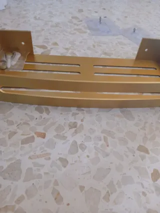 Estantería de baño metálica dorada
