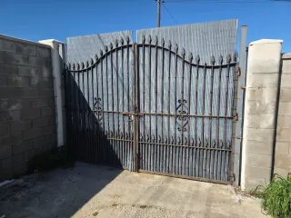 Puerta de hierro forjado