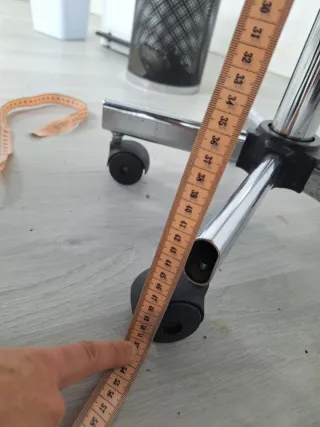 Taburete giratorio blanco con ruedas