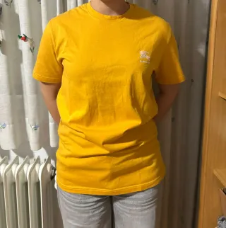 Camiseta Burberry color mostaza talla Xl