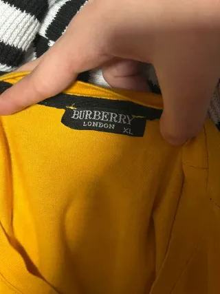 Camiseta Burberry color mostaza talla Xl