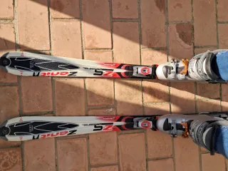 Botas y esquís de mujer. Un 37 de pie.