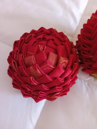 Adornos de tela rojos y dorados