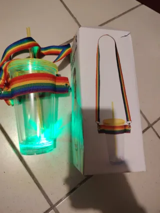 Bicchiere luminoso con tracolla