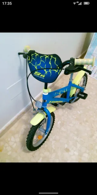 Bicicleta infantil azul y amarilla