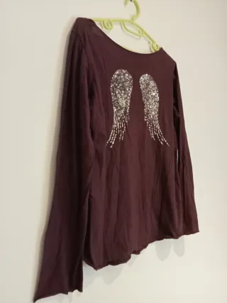 Camiseta con diseño de alas parte de atras Talla L