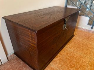 Baúl de madera grabado