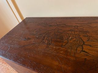 Baúl de madera grabado