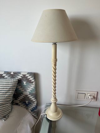 Lámpara de pie beige con pantalla