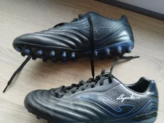 Botas de fútbol tacos césped artificial