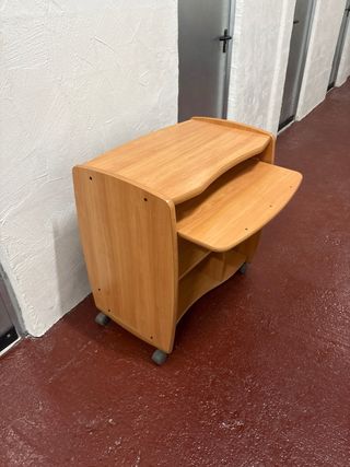 Mesa de ordenador con ruedas
