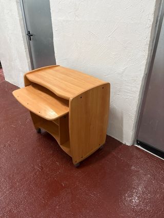 Mesa de ordenador con ruedas
