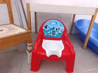 Lote Bebé: Trona, Orinal, Mesa, sillas, bañera