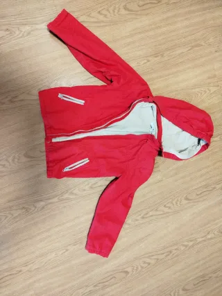 Cortavientos rojo con capucha