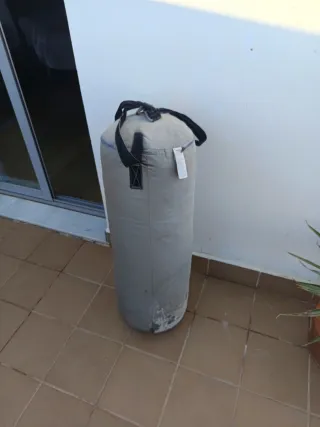 Soporte de pared y saco de boxeo