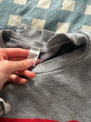 Sudadera Obey Gris con Logo Rojo