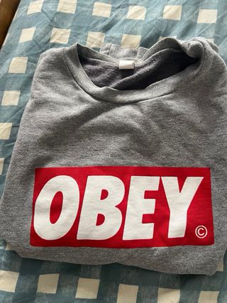 Sudadera Obey Gris con Logo Rojo