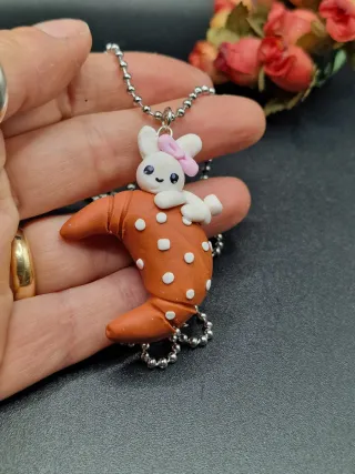 Collana coniglietto su croissant in fimo