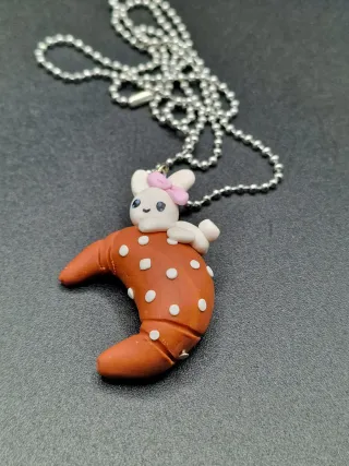 Collana coniglietto su croissant in fimo