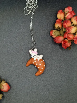 Collana coniglietto su croissant in fimo