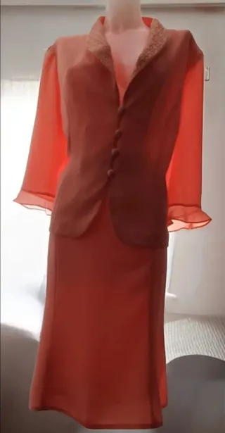 Conjunto color coral chaqueta y 2 faldas Talla 52,