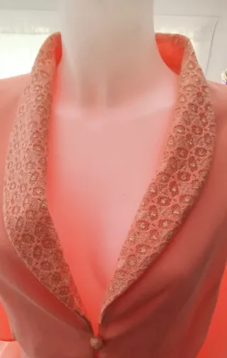 Conjunto color coral chaqueta y 2 faldas Talla 52,