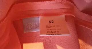 Conjunto color coral chaqueta y 2 faldas Talla 52,