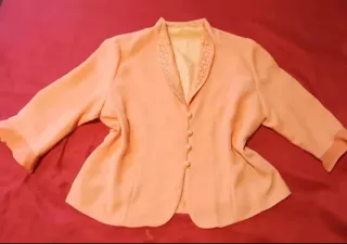 Conjunto color coral chaqueta y 2 faldas Talla 52,