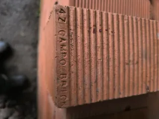 430 ladrillos macizos perforados, de carga.